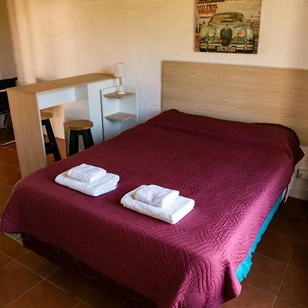 La Quinta Hostel & Suites Manantiales Exterior photo